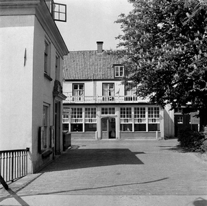 843220 Gezicht op de voorgevel van Hotel de Kampioen ('Rademaker', Rijksstraatweg 35-37) te Nieuwersluis, met links het ...